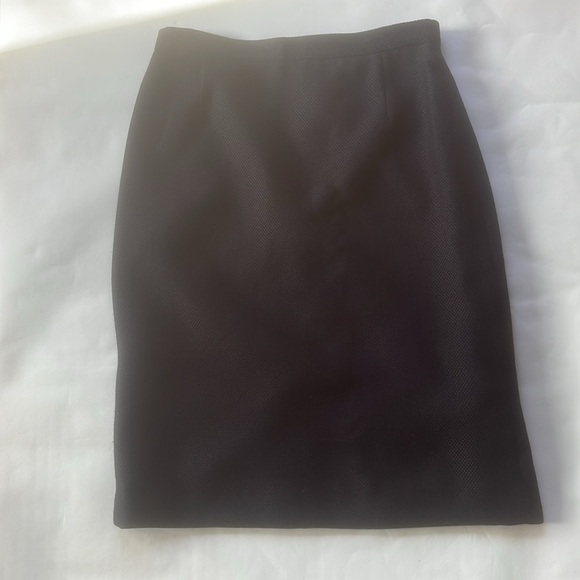 Lightweight black skirt suit with white contrast stitching - Picture 5 of 7
